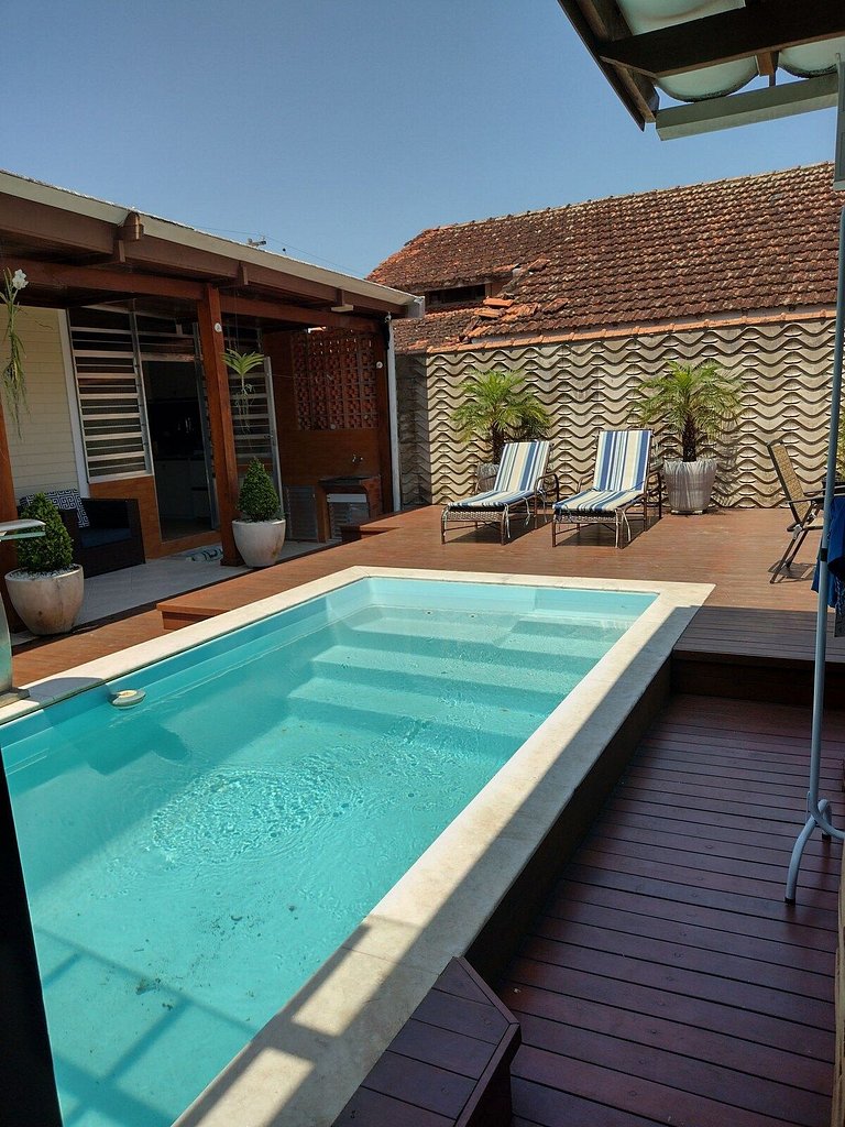 Casa com piscina , 150 metros da praia , com ar condicionado