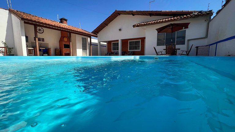 100M da praia -Piscina -Churrasqueira- 4 quartos.