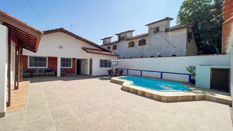 100M da praia -Piscina -Churrasqueira- 4 quartos.