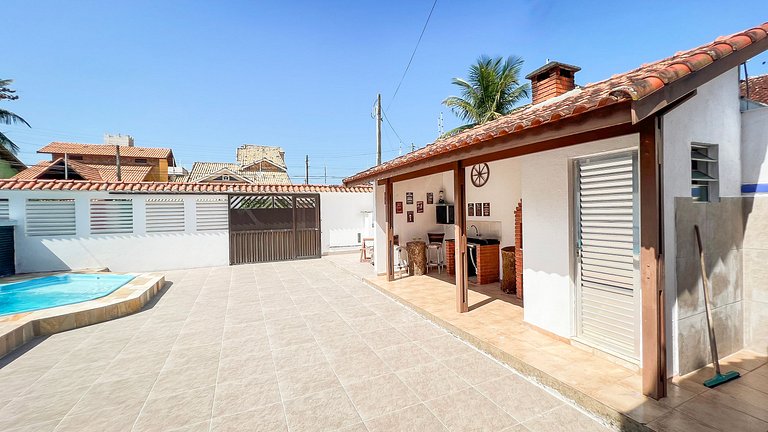 100M da praia -Piscina -Churrasqueira- 4 quartos.