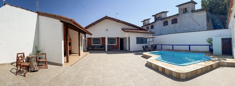 100M da praia -Piscina -Churrasqueira- 4 quartos.
