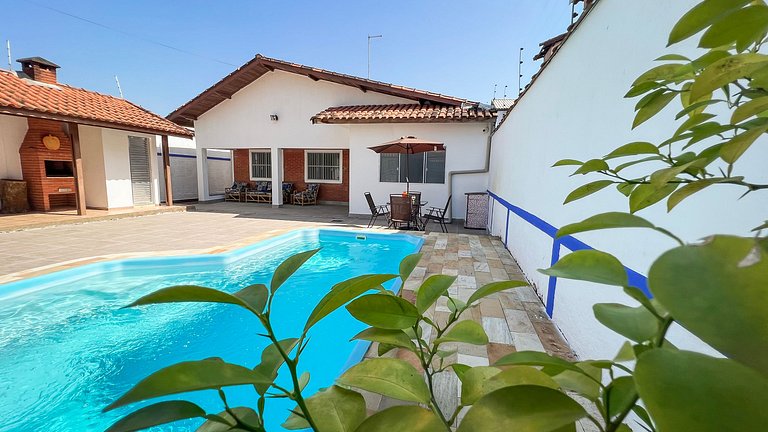 100M da praia -Piscina -Churrasqueira- 4 quartos.