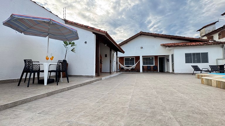 100M da praia -Piscina -Churrasqueira- 4 quartos.