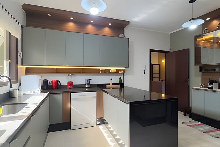 Piscina, Ar, Academia e Cervejeira — 220m da praia